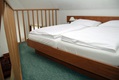 Doppelbett im Maisonettezimmer